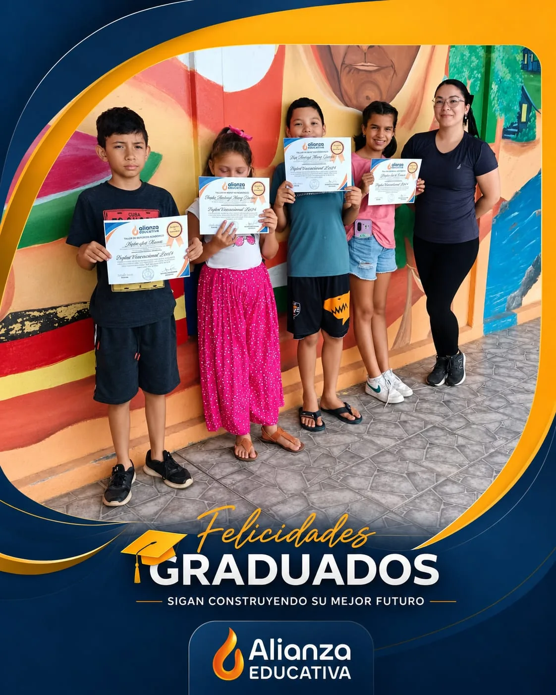 Estudiantes graduados mostrando certificados de Alianza Educativa