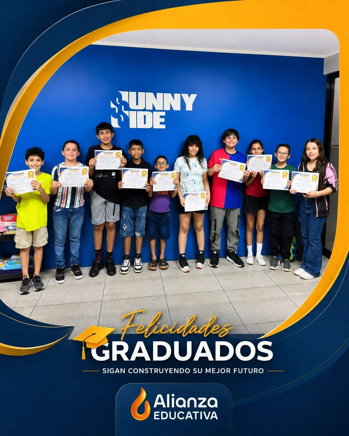 Grupo de estudiantes graduados en sede Sunny Side con certificados