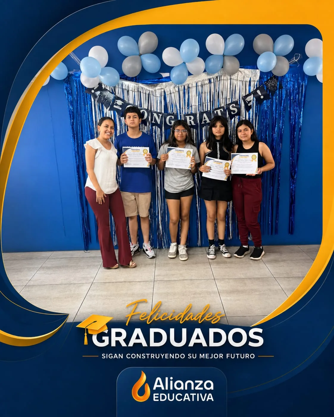 Jóvenes graduados celebrando frente a decoración