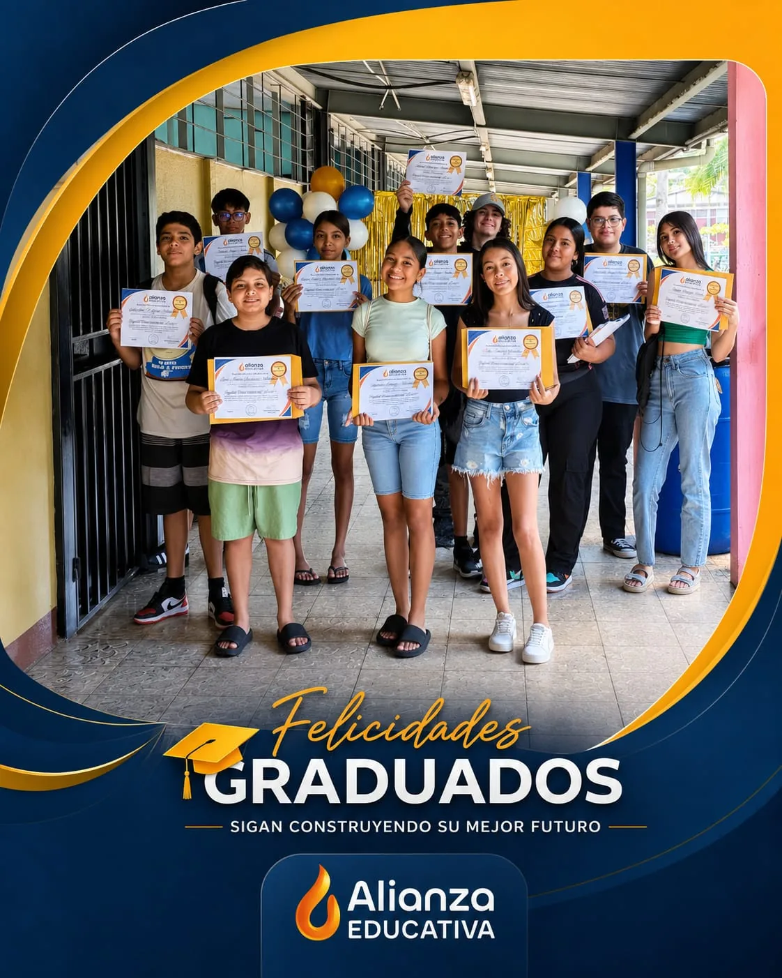 Grupo de estudiantes graduados mostrando certificados