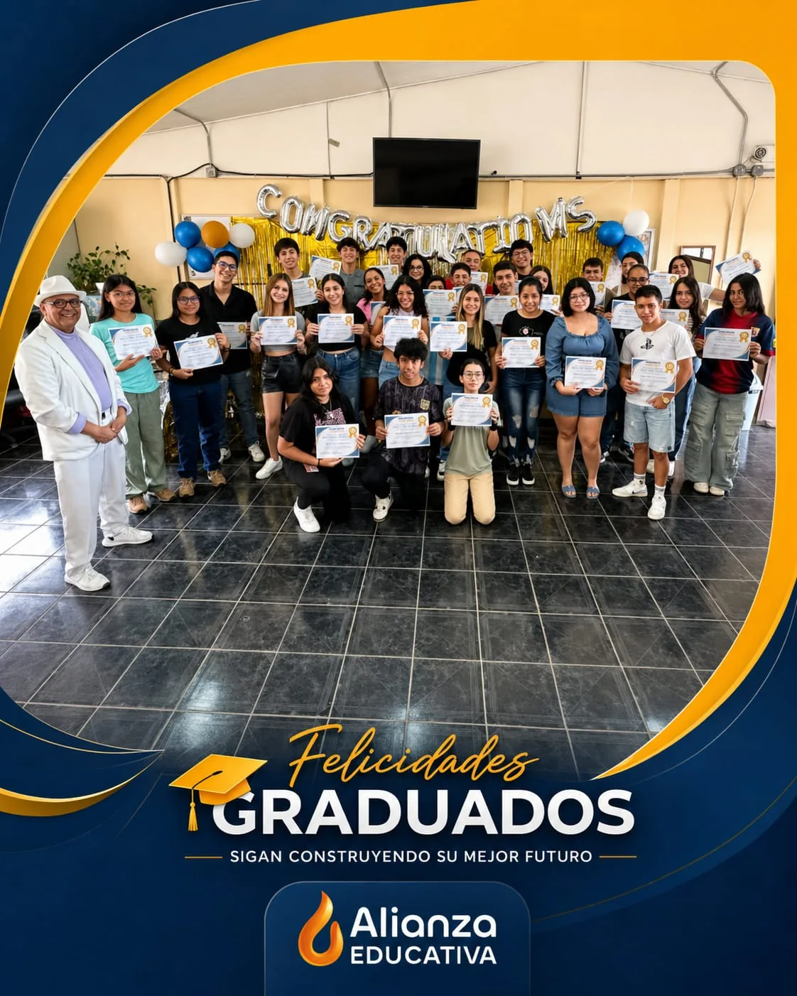 Promoción de estudiantes graduados con sus certificados