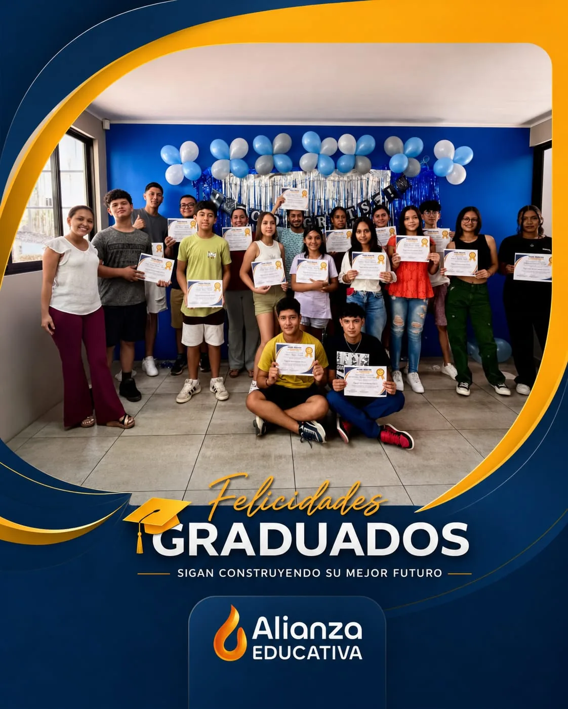 Graduados reunidos celebrando cierre de programa